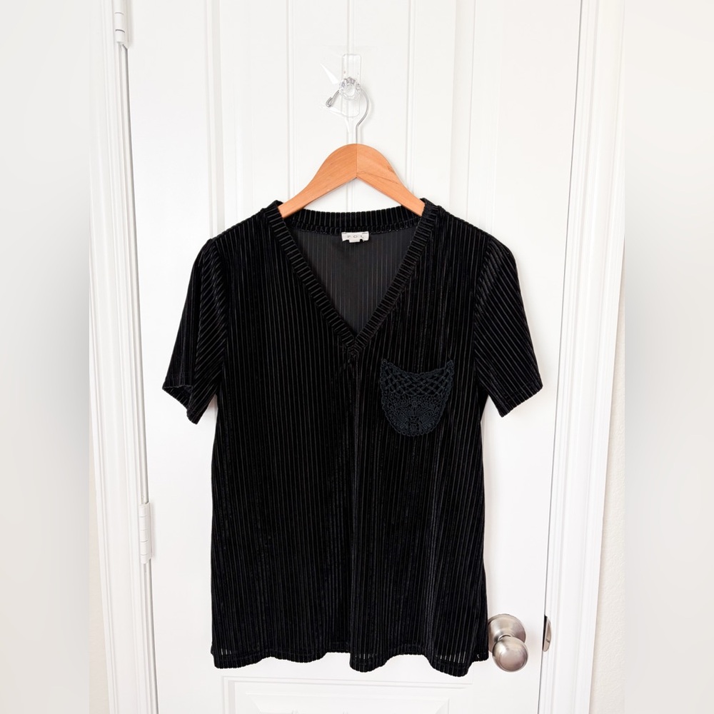 POL Black Velvet Ribbed V-Neck Top with Crochet Pocket Size Small
